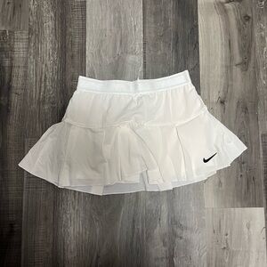 Nike dri-fit white elastic waist tennis skirt, size medium